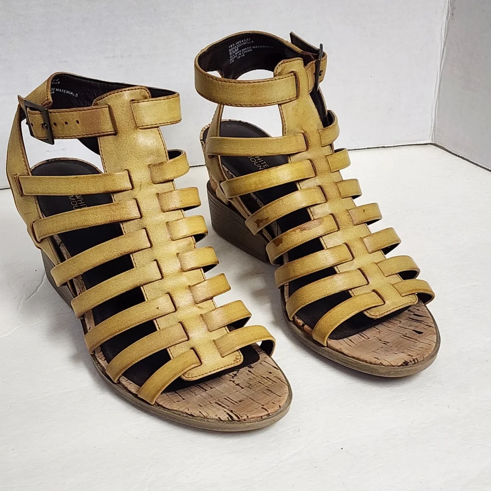 White mountain strappy wedge heel sandals 9.5‎ muted mustard